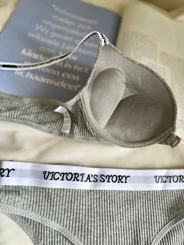 ست شورت و سوتین اسفنجی Victoria مدل جلوبازشو